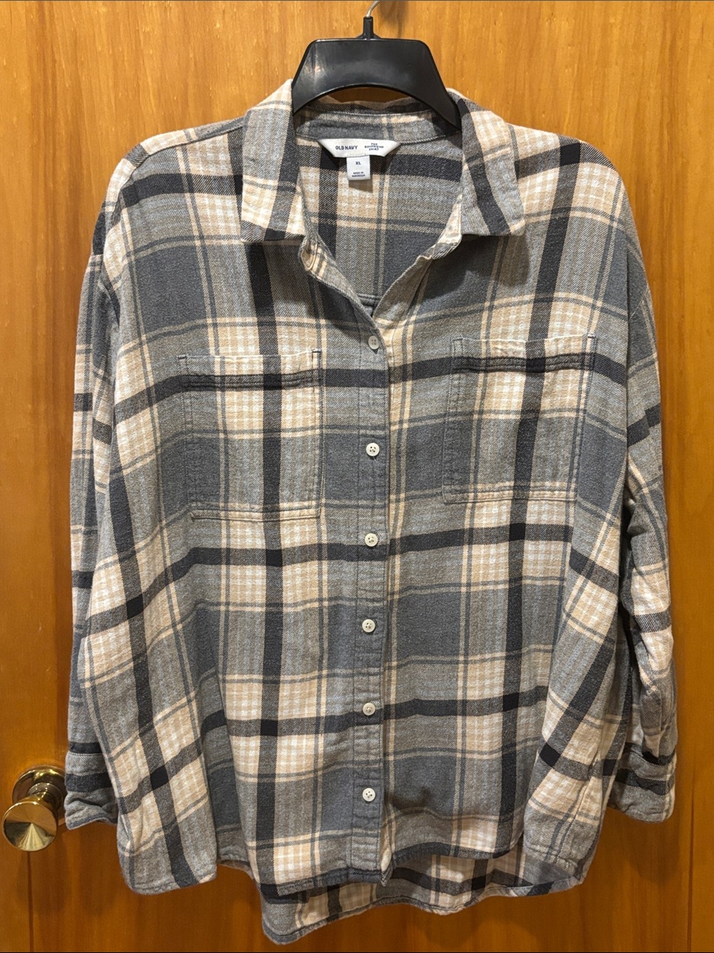 💙 3 FOR $22
Old Navy Gray and Cream Plaid Button-Down Shirt
